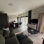 2-bed Sleeps 4 Pet Friendly