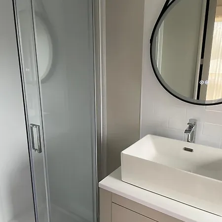 2-bed Sleeps 4 Pet Friendly