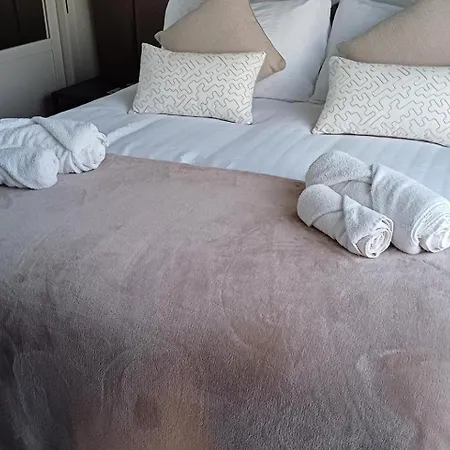 2-bed Sleeps 4 Pet Friendly *