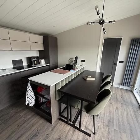 2-bed Sleeps 4 Pet Friendly