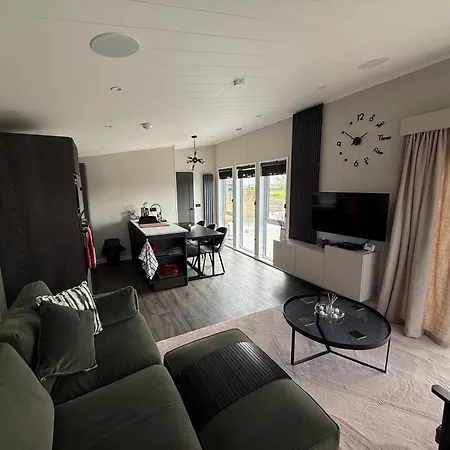 2-bed Sleeps 4 Pet Friendly
